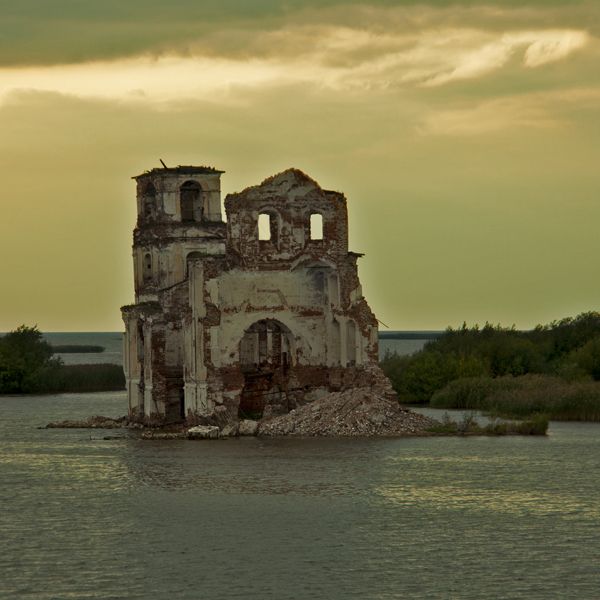 Nostalgia Iglesia en Ruinas cercanías de Yaroslavl, sobre rio Volga, Rusia. Octubre 2011.