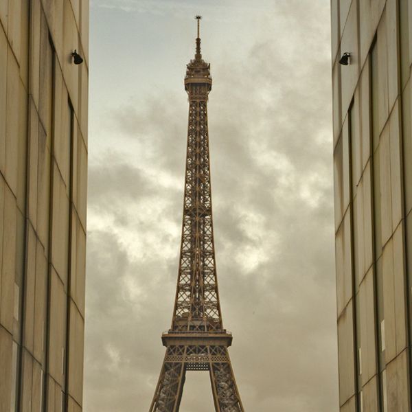 Eiffel en gris Paris, Francia. Diciembre 2010.